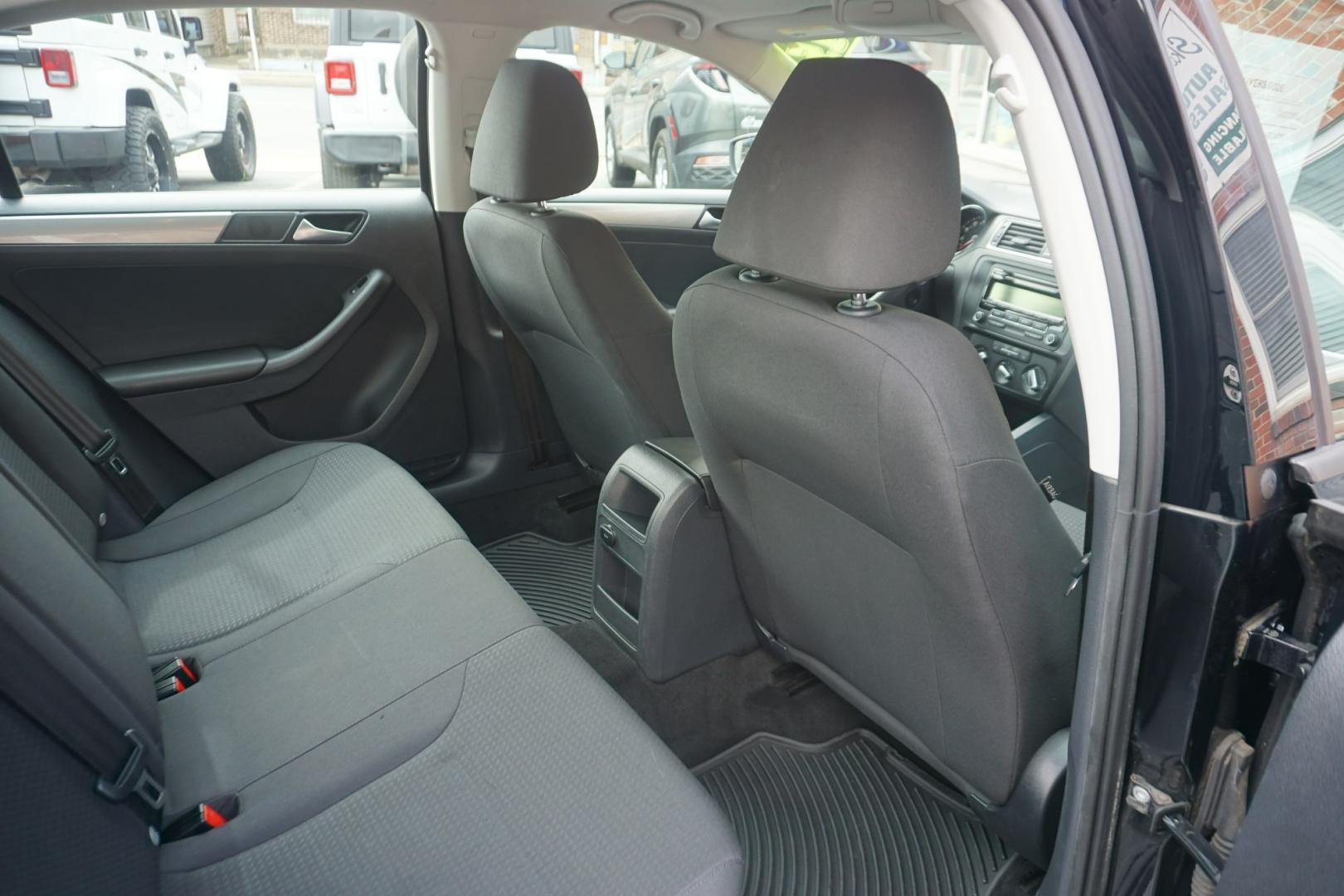 2015 BLACK /GRAY VOLKSWAGEN JETTA SE (3VWD17AJ6FM) with an 1.8L I4 engine, AUTOMATIC transmission, located at 312 Centre Ave, Schuylkill Haven, PA, 17972, (570) 593-5278, 40.638130, -76.177383- Photo#32