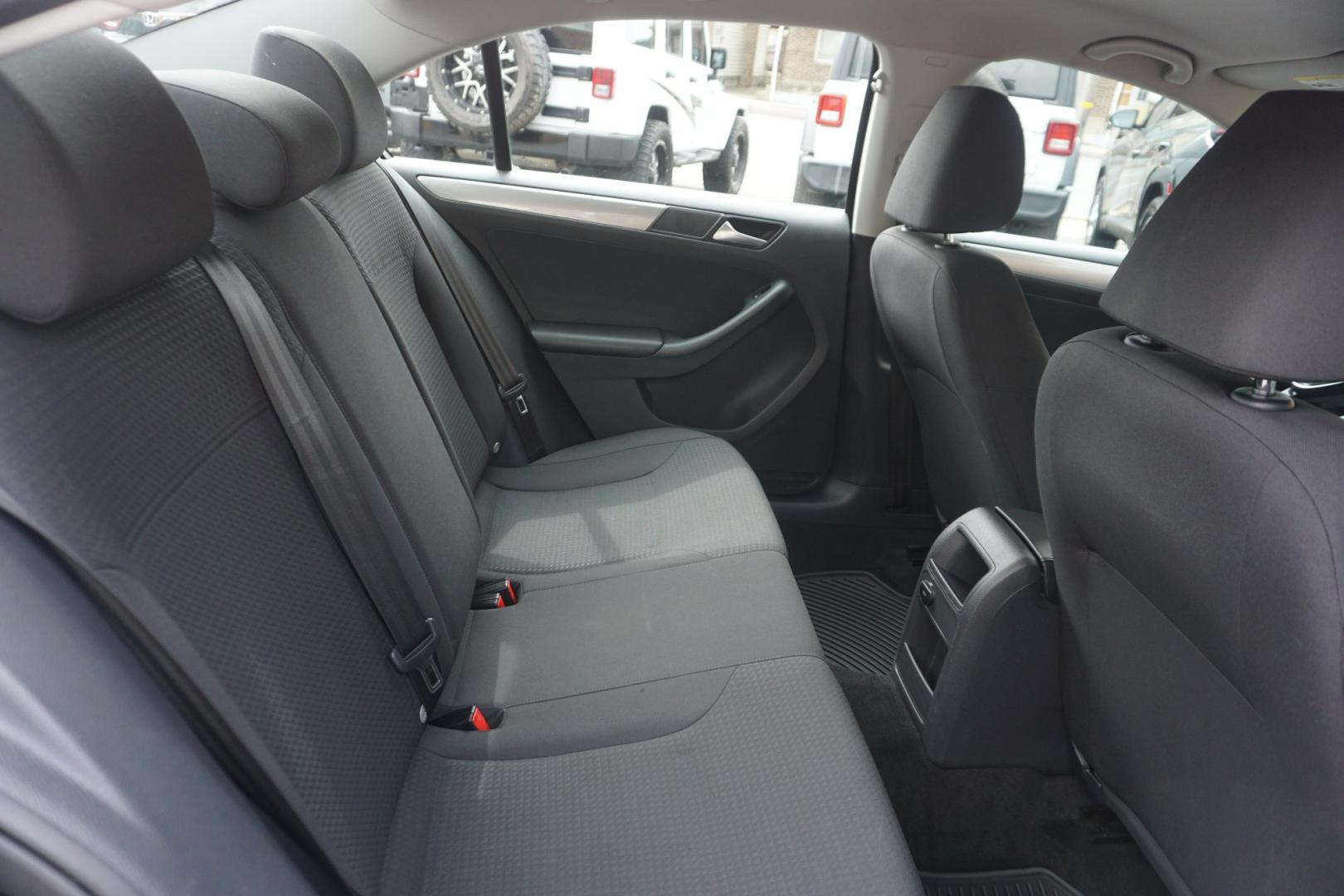2015 BLACK /GRAY VOLKSWAGEN JETTA SE (3VWD17AJ6FM) with an 1.8L I4 engine, AUTOMATIC transmission, located at 312 Centre Ave, Schuylkill Haven, PA, 17972, (570) 593-5278, 40.638130, -76.177383- Photo#33