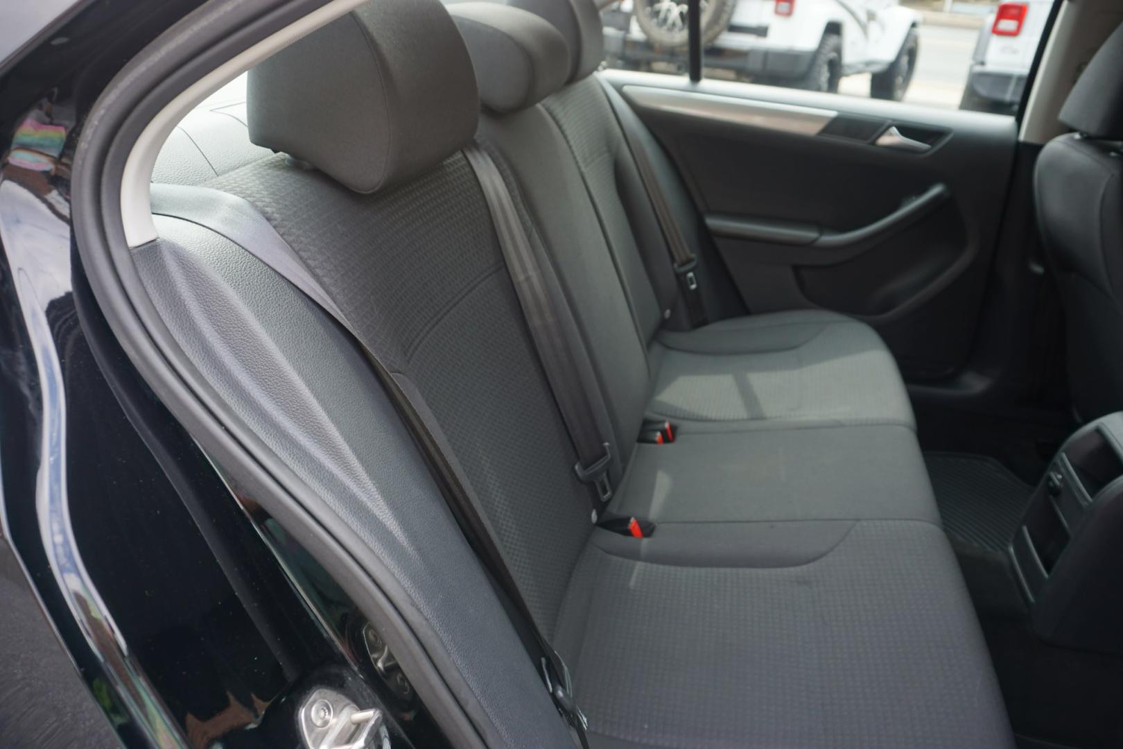 2015 BLACK /GRAY VOLKSWAGEN JETTA SE (3VWD17AJ6FM) with an 1.8L I4 engine, AUTOMATIC transmission, located at 312 Centre Ave, Schuylkill Haven, PA, 17972, (570) 593-5278, 40.638130, -76.177383- Photo#34