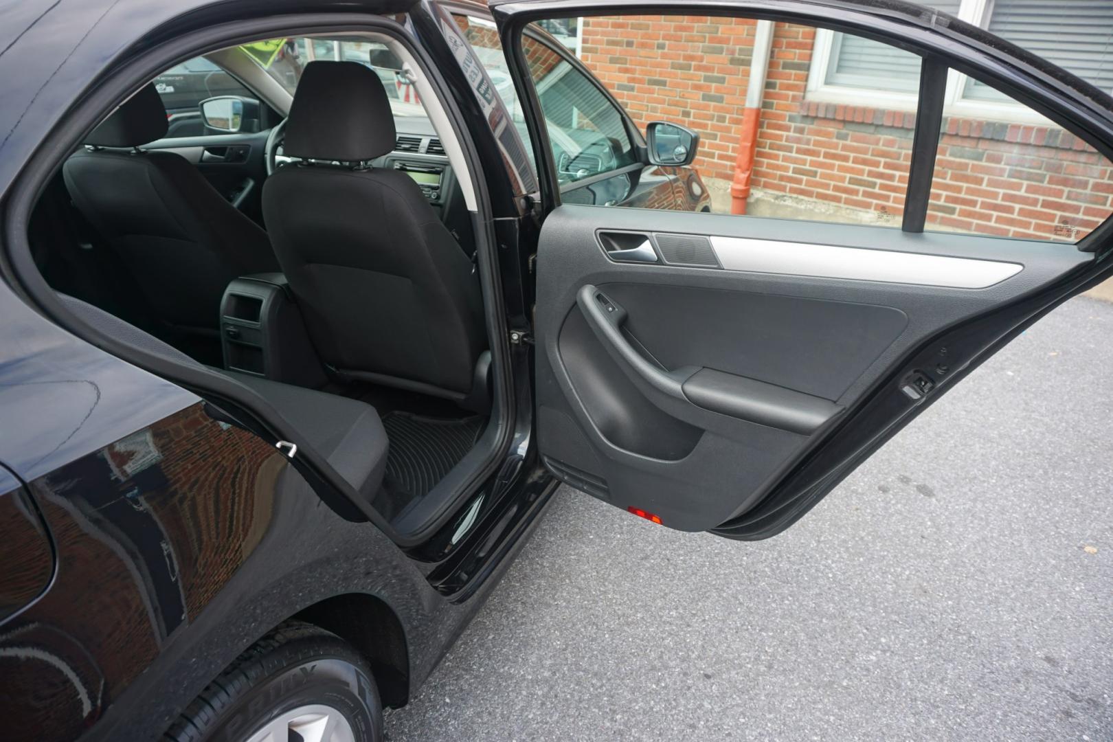2015 BLACK /GRAY VOLKSWAGEN JETTA SE (3VWD17AJ6FM) with an 1.8L I4 engine, AUTOMATIC transmission, located at 312 Centre Ave, Schuylkill Haven, PA, 17972, (570) 593-5278, 40.638130, -76.177383- Photo#36