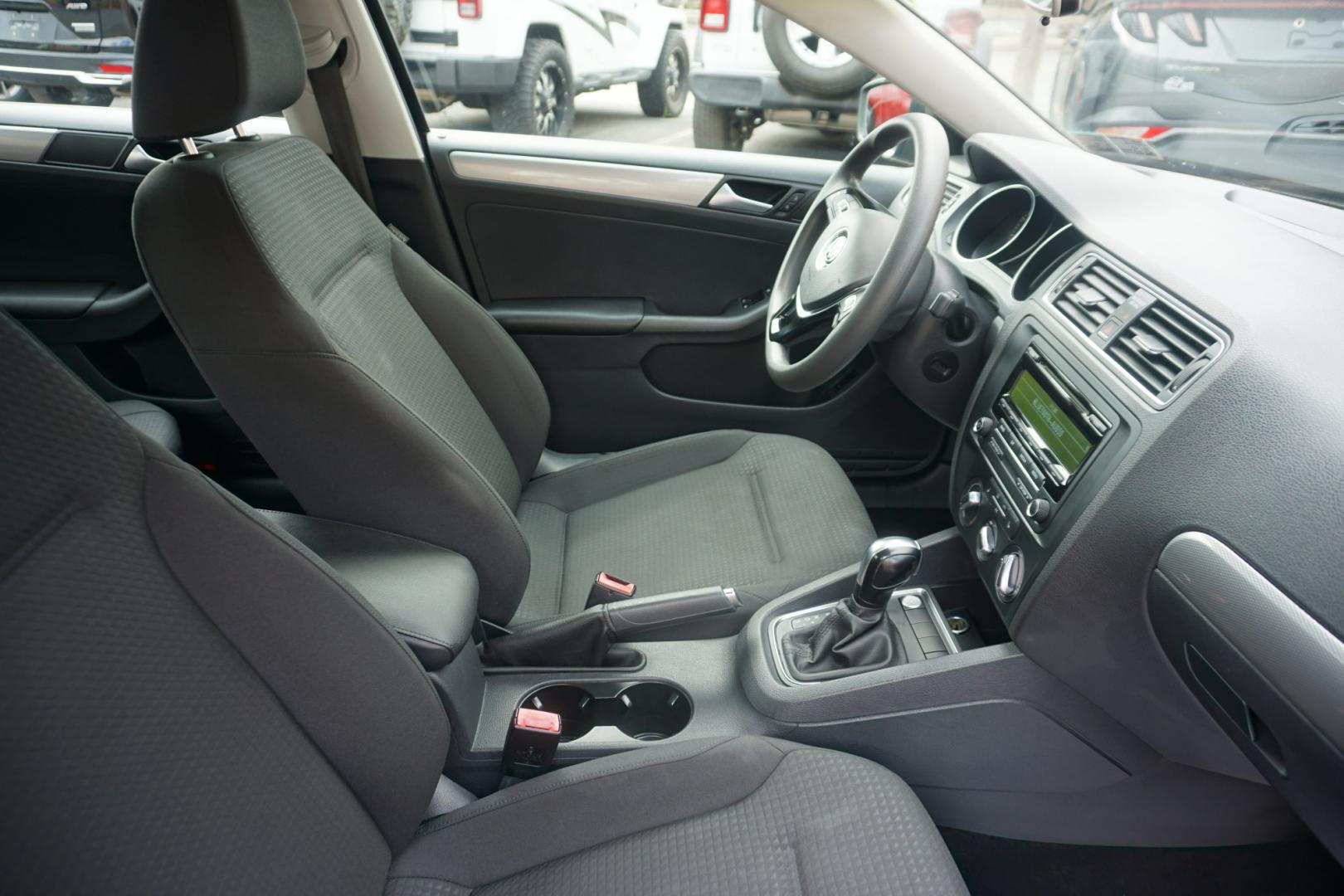 2015 BLACK /GRAY VOLKSWAGEN JETTA SE (3VWD17AJ6FM) with an 1.8L I4 engine, AUTOMATIC transmission, located at 312 Centre Ave, Schuylkill Haven, PA, 17972, (570) 593-5278, 40.638130, -76.177383- Photo#38