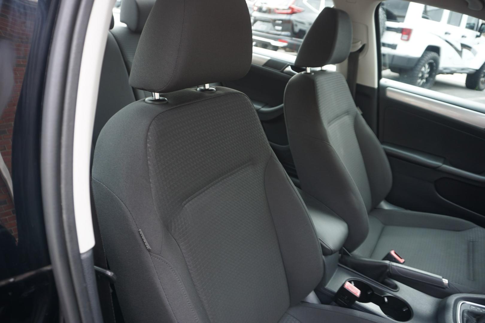 2015 BLACK /GRAY VOLKSWAGEN JETTA SE (3VWD17AJ6FM) with an 1.8L I4 engine, AUTOMATIC transmission, located at 312 Centre Ave, Schuylkill Haven, PA, 17972, (570) 593-5278, 40.638130, -76.177383- Photo#39