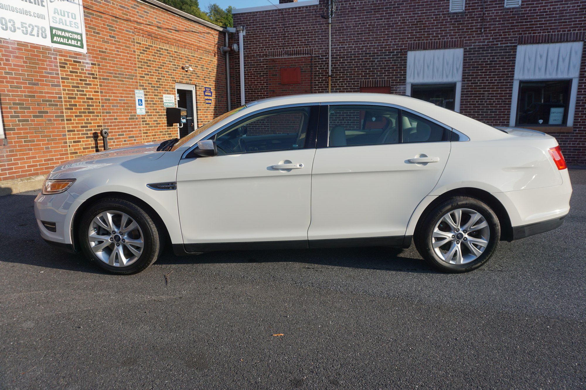 photo of 2011 FORD TAURUS SEL