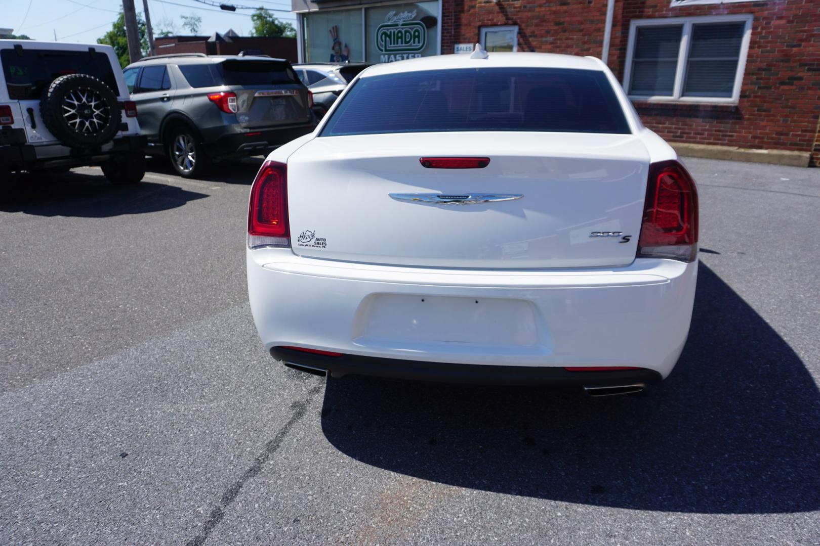 2019 WHITE CHRYSLER 300 300S (2C3CCABG3KH) with an 3.6L V6 engine, AUTOMATIC transmission, located at 312 Centre Ave, Schuylkill Haven, PA, 17972, (570) 593-5278, 40.638130, -76.177383- Photo#8