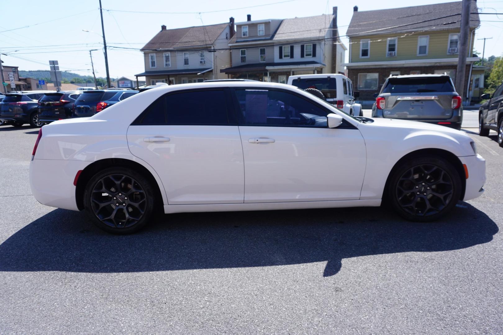 2019 WHITE CHRYSLER 300 300S (2C3CCABG3KH) with an 3.6L V6 engine, AUTOMATIC transmission, located at 312 Centre Ave, Schuylkill Haven, PA, 17972, (570) 593-5278, 40.638130, -76.177383- Photo#9