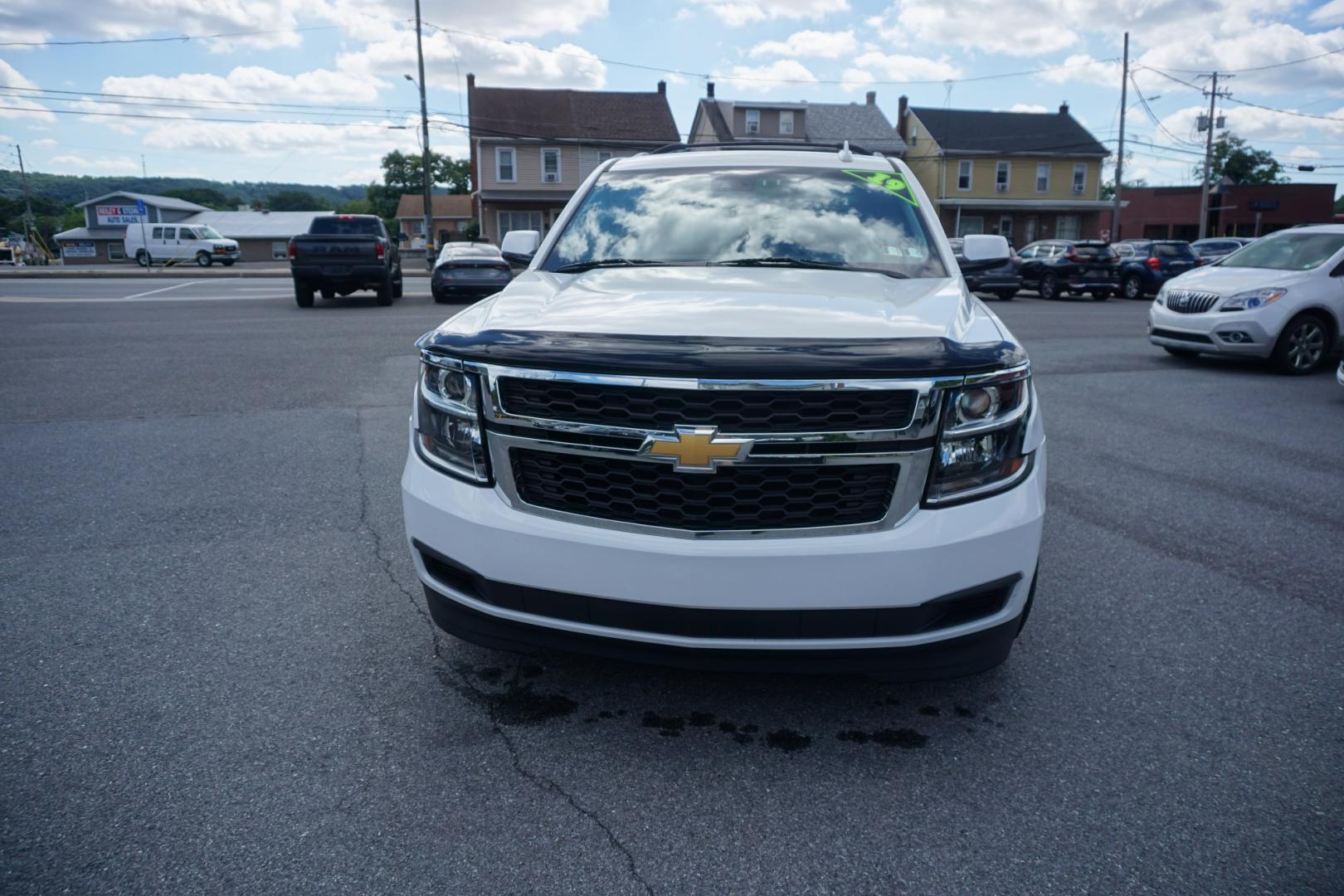 2019 WHITE /BLACK CHEVROLET TAHOE LT (1GNSKBKCXKR) with an 5.3L V8 engine, AUTOMATIC transmission, located at 312 Centre Ave, Schuylkill Haven, PA, 17972, (570) 593-5278, 40.638130, -76.177383- Photo#1