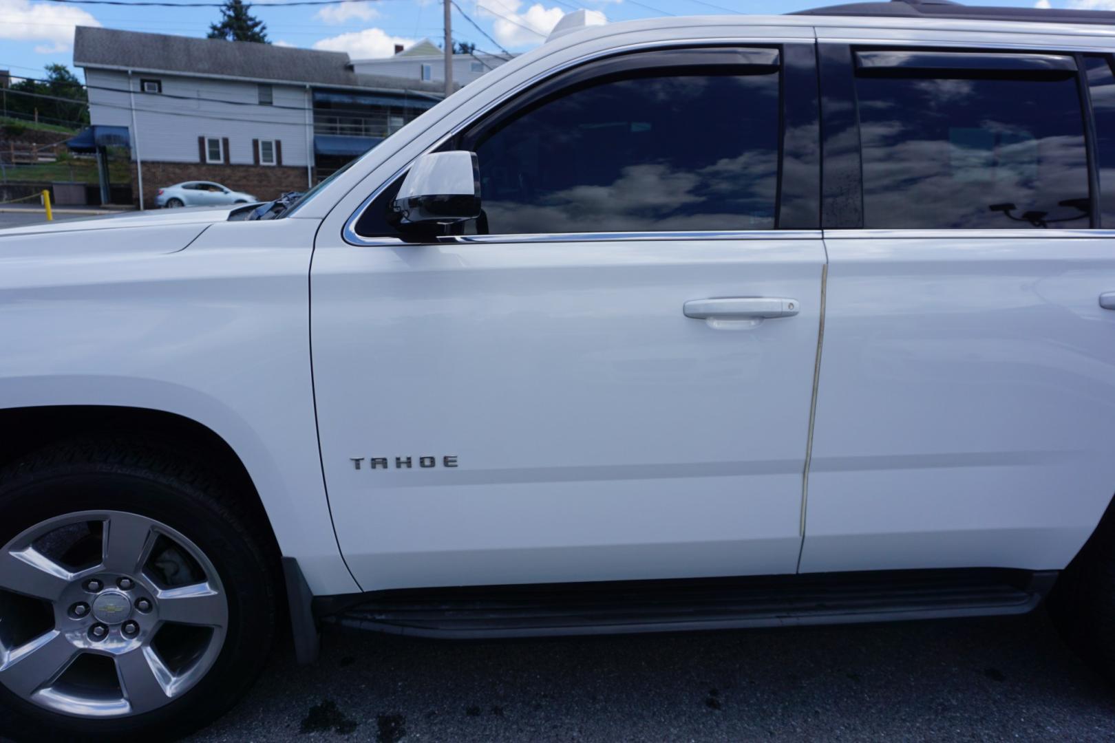2019 WHITE /BLACK CHEVROLET TAHOE LT (1GNSKBKCXKR) with an 5.3L V8 engine, AUTOMATIC transmission, located at 312 Centre Ave, Schuylkill Haven, PA, 17972, (570) 593-5278, 40.638130, -76.177383- Photo#4
