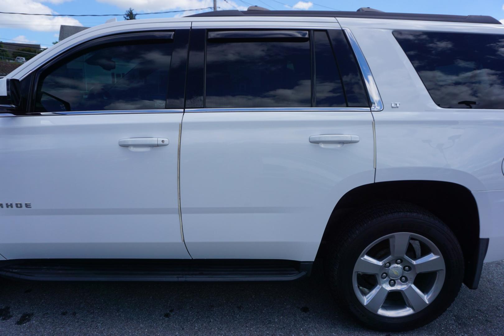 2019 WHITE /BLACK CHEVROLET TAHOE LT (1GNSKBKCXKR) with an 5.3L V8 engine, AUTOMATIC transmission, located at 312 Centre Ave, Schuylkill Haven, PA, 17972, (570) 593-5278, 40.638130, -76.177383- Photo#5
