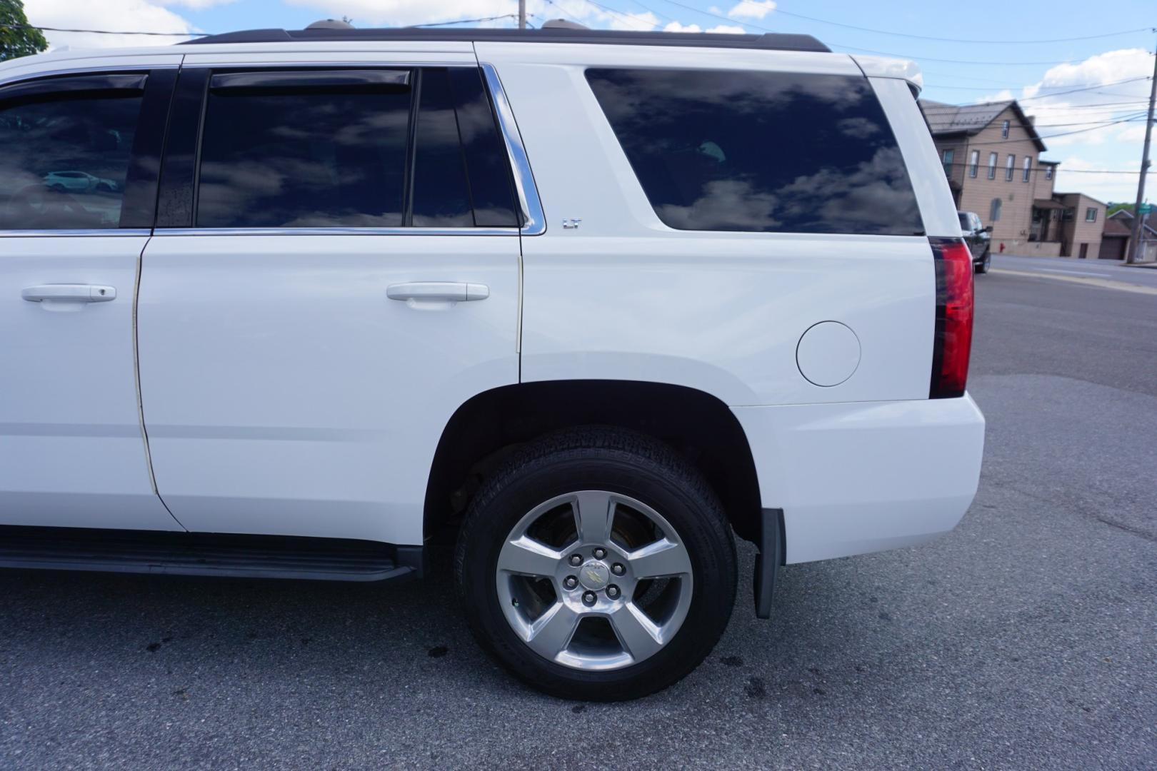 2019 WHITE /BLACK CHEVROLET TAHOE LT (1GNSKBKCXKR) with an 5.3L V8 engine, AUTOMATIC transmission, located at 312 Centre Ave, Schuylkill Haven, PA, 17972, (570) 593-5278, 40.638130, -76.177383- Photo#6