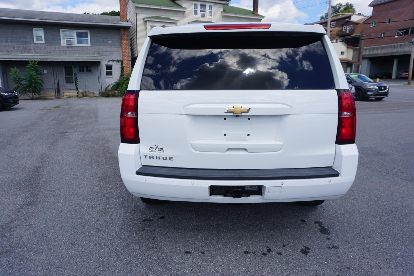 2019 WHITE /BLACK CHEVROLET TAHOE LT (1GNSKBKCXKR) with an 5.3L V8 engine, AUTOMATIC transmission, located at 312 Centre Ave, Schuylkill Haven, PA, 17972, (570) 593-5278, 40.638130, -76.177383- Photo#8