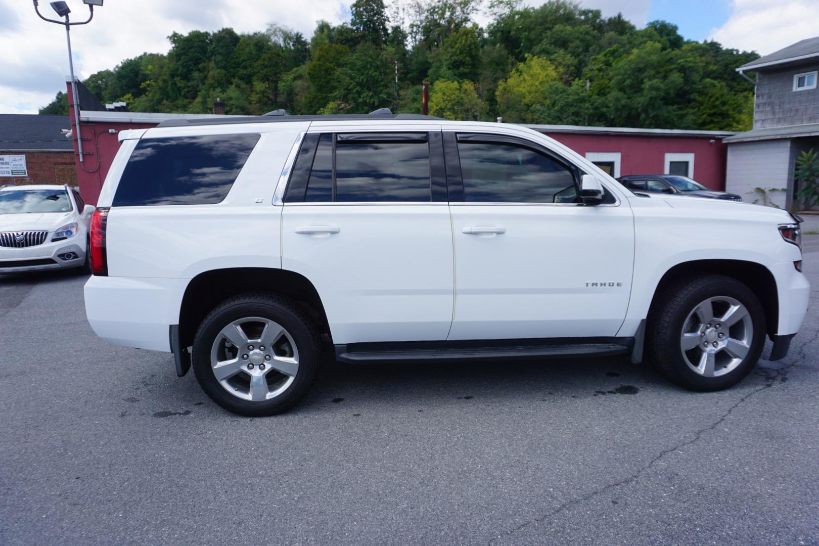 2019 WHITE /BLACK CHEVROLET TAHOE LT (1GNSKBKCXKR) with an 5.3L V8 engine, AUTOMATIC transmission, located at 312 Centre Ave, Schuylkill Haven, PA, 17972, (570) 593-5278, 40.638130, -76.177383- Photo#9