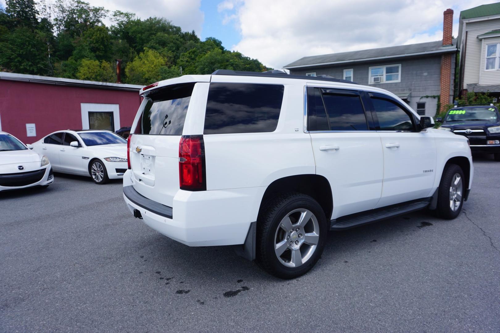 2019 WHITE /BLACK CHEVROLET TAHOE LT (1GNSKBKCXKR) with an 5.3L V8 engine, AUTOMATIC transmission, located at 312 Centre Ave, Schuylkill Haven, PA, 17972, (570) 593-5278, 40.638130, -76.177383- Photo#10