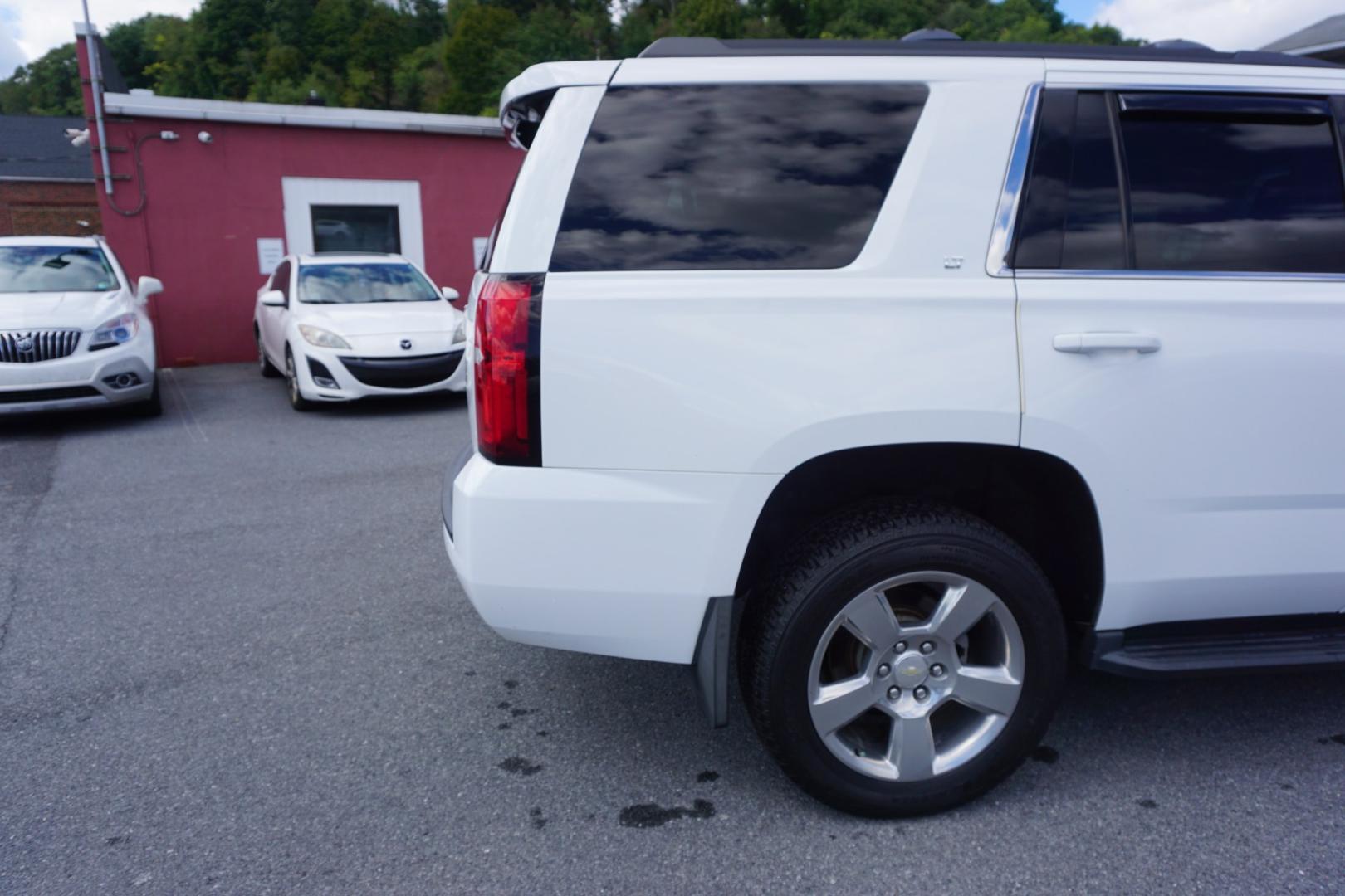 2019 WHITE /BLACK CHEVROLET TAHOE LT (1GNSKBKCXKR) with an 5.3L V8 engine, AUTOMATIC transmission, located at 312 Centre Ave, Schuylkill Haven, PA, 17972, (570) 593-5278, 40.638130, -76.177383- Photo#11