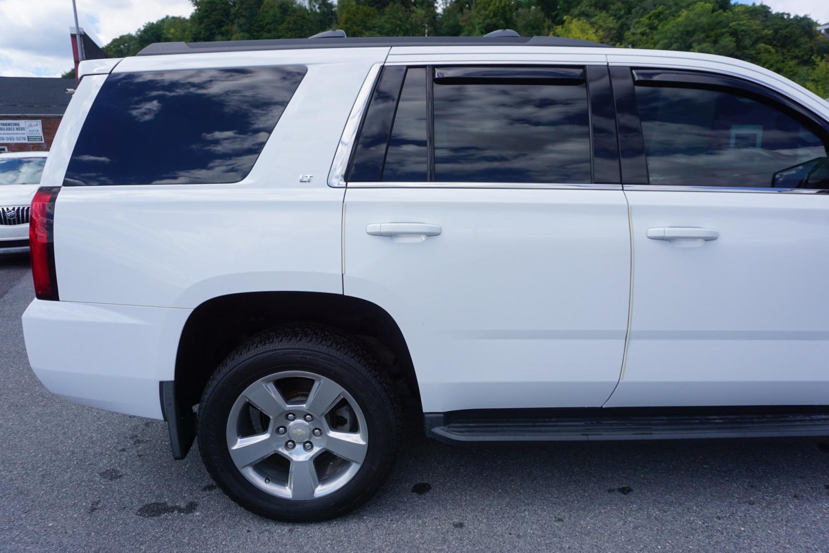 2019 WHITE /BLACK CHEVROLET TAHOE LT (1GNSKBKCXKR) with an 5.3L V8 engine, AUTOMATIC transmission, located at 312 Centre Ave, Schuylkill Haven, PA, 17972, (570) 593-5278, 40.638130, -76.177383- Photo#12