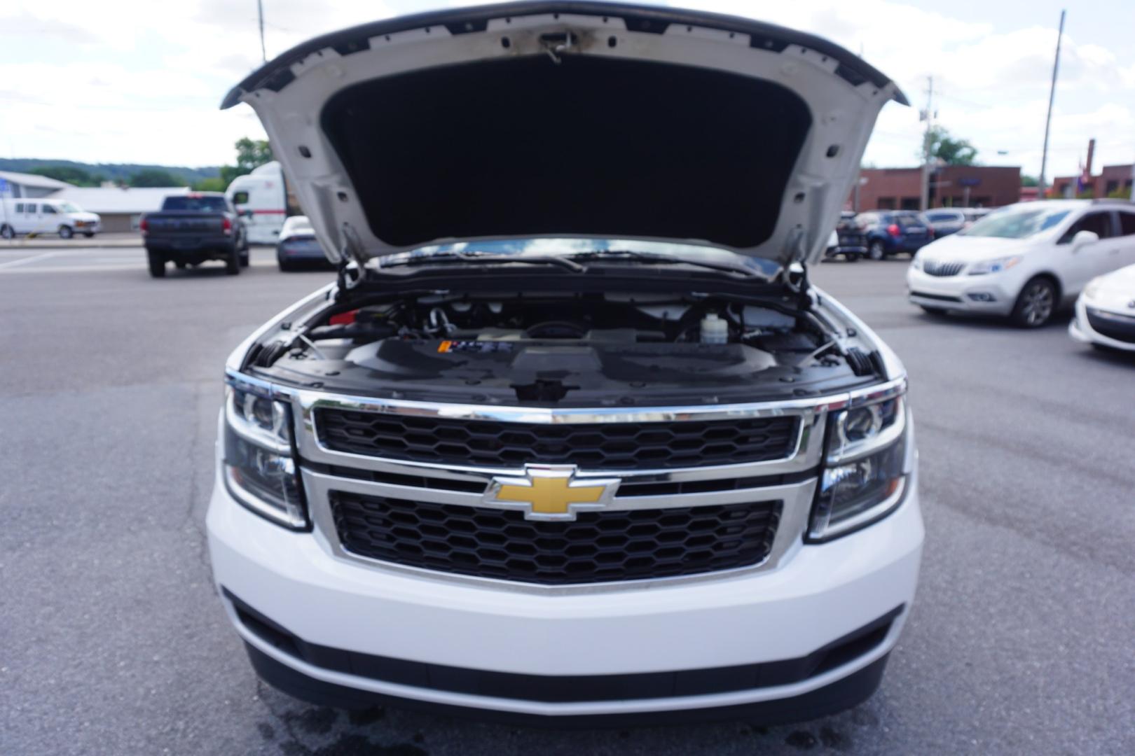 2019 WHITE /BLACK CHEVROLET TAHOE LT (1GNSKBKCXKR) with an 5.3L V8 engine, AUTOMATIC transmission, located at 312 Centre Ave, Schuylkill Haven, PA, 17972, (570) 593-5278, 40.638130, -76.177383- Photo#16