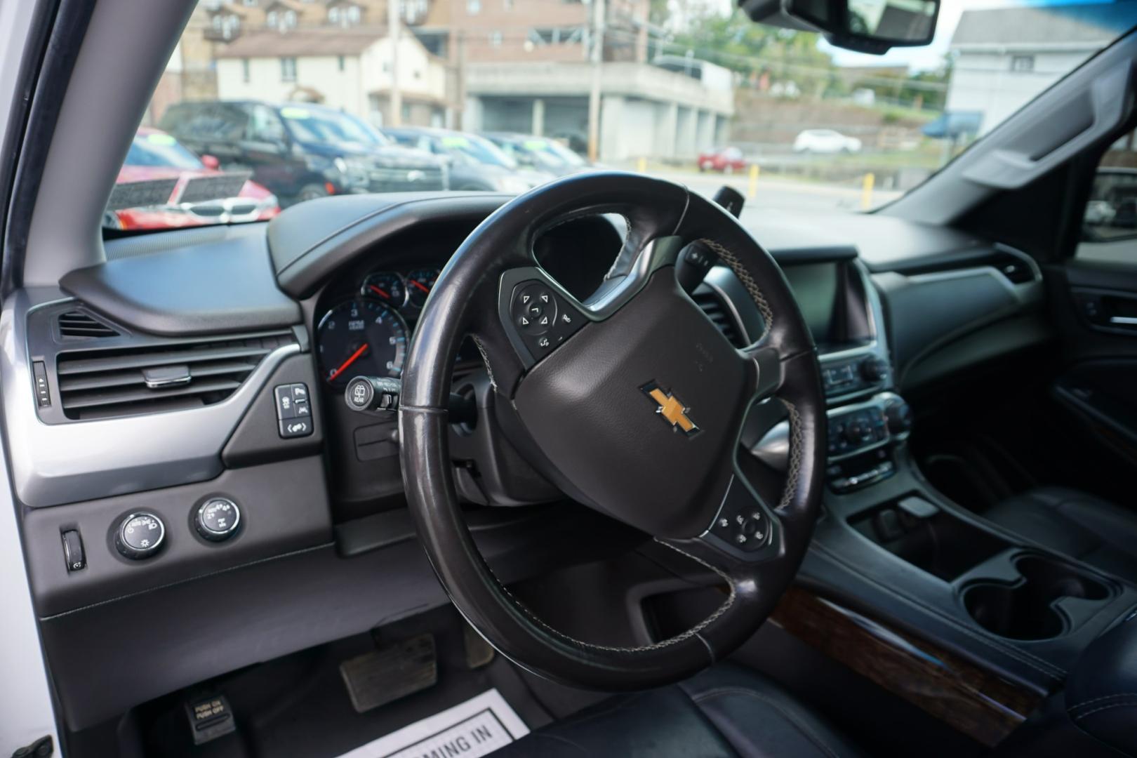 2019 WHITE /BLACK CHEVROLET TAHOE LT (1GNSKBKCXKR) with an 5.3L V8 engine, AUTOMATIC transmission, located at 312 Centre Ave, Schuylkill Haven, PA, 17972, (570) 593-5278, 40.638130, -76.177383- Photo#18