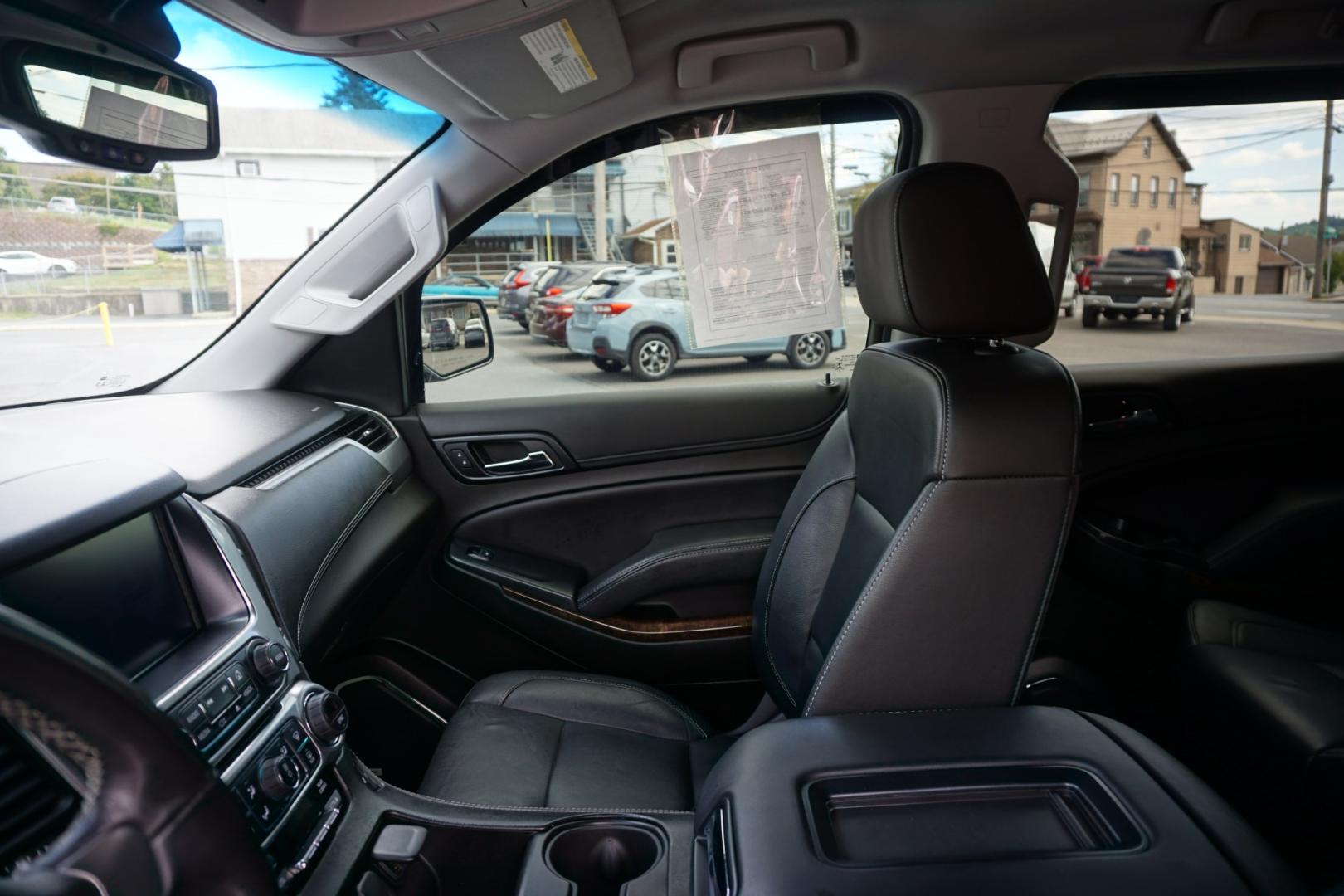 2019 WHITE /BLACK CHEVROLET TAHOE LT (1GNSKBKCXKR) with an 5.3L V8 engine, AUTOMATIC transmission, located at 312 Centre Ave, Schuylkill Haven, PA, 17972, (570) 593-5278, 40.638130, -76.177383- Photo#19