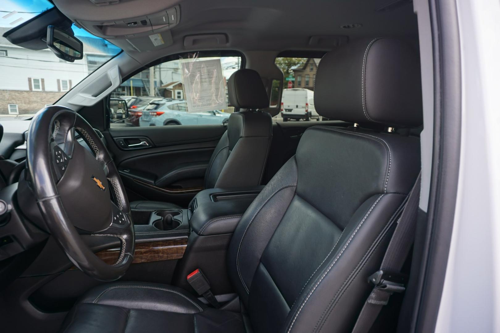 2019 WHITE /BLACK CHEVROLET TAHOE LT (1GNSKBKCXKR) with an 5.3L V8 engine, AUTOMATIC transmission, located at 312 Centre Ave, Schuylkill Haven, PA, 17972, (570) 593-5278, 40.638130, -76.177383- Photo#20