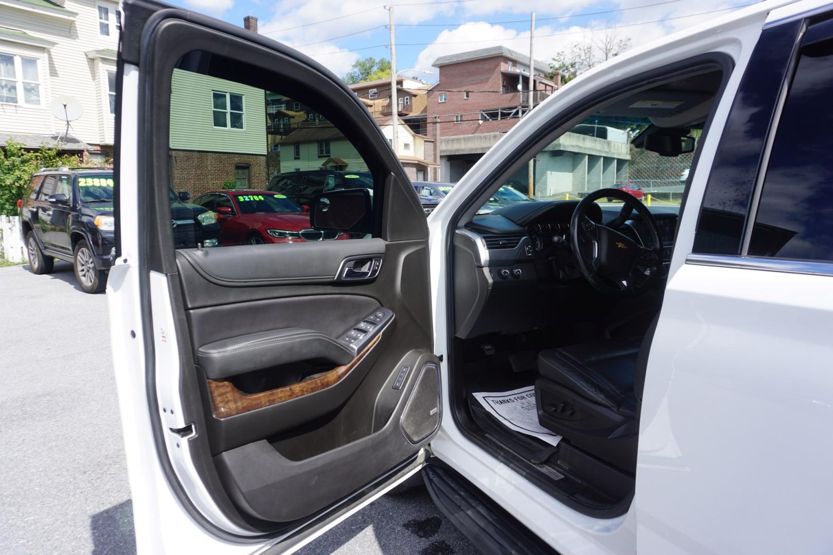2019 WHITE /BLACK CHEVROLET TAHOE LT (1GNSKBKCXKR) with an 5.3L V8 engine, AUTOMATIC transmission, located at 312 Centre Ave, Schuylkill Haven, PA, 17972, (570) 593-5278, 40.638130, -76.177383- Photo#24