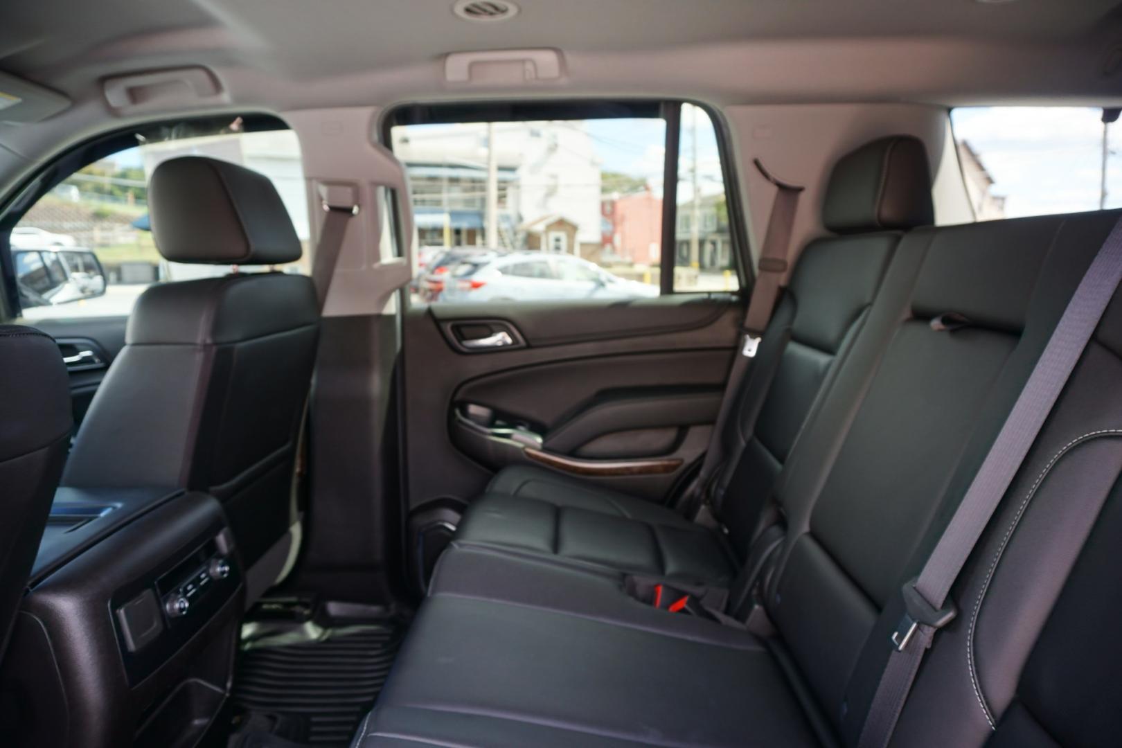 2019 WHITE /BLACK CHEVROLET TAHOE LT (1GNSKBKCXKR) with an 5.3L V8 engine, AUTOMATIC transmission, located at 312 Centre Ave, Schuylkill Haven, PA, 17972, (570) 593-5278, 40.638130, -76.177383- Photo#27