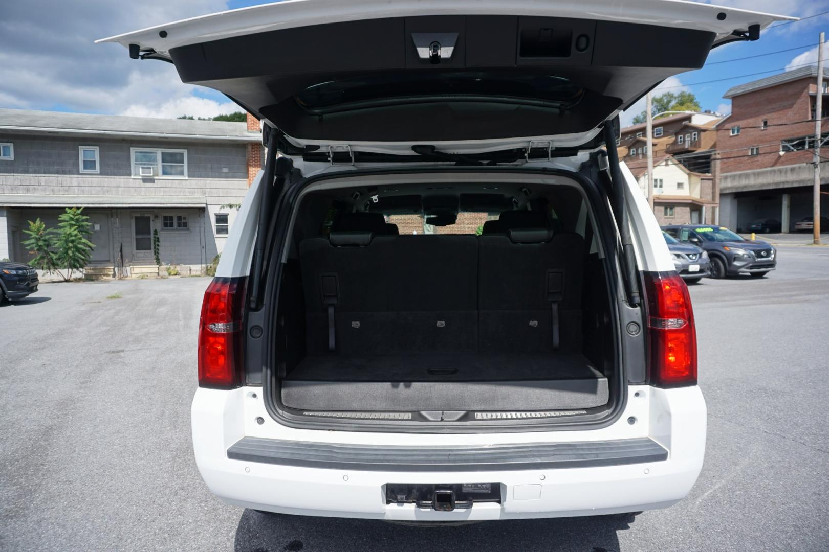 2019 WHITE /BLACK CHEVROLET TAHOE LT (1GNSKBKCXKR) with an 5.3L V8 engine, AUTOMATIC transmission, located at 312 Centre Ave, Schuylkill Haven, PA, 17972, (570) 593-5278, 40.638130, -76.177383- Photo#35