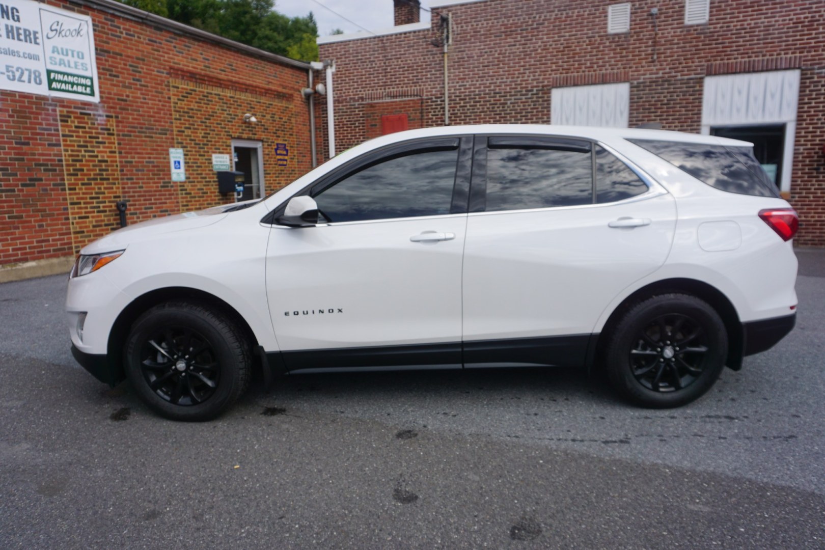 2020 WHITE /BLACK CHEVROLET EQUINOX LT (2GNAXUEV4L6) with an 1.5L I4 engine, AUTOMATIC transmission, located at 312 Centre Ave, Schuylkill Haven, PA, 17972, (570) 593-5278, 40.638130, -76.177383- Photo#0