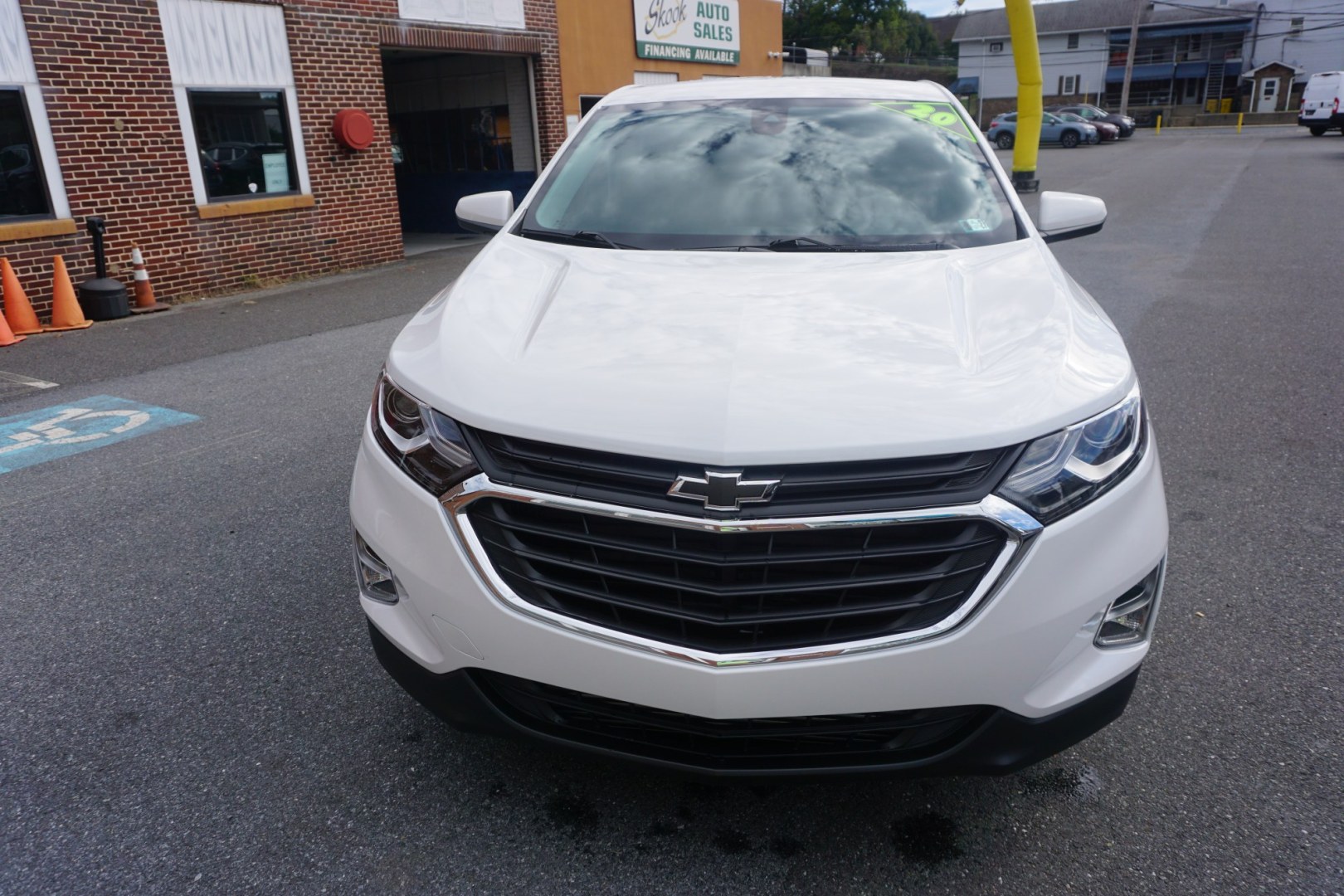 2020 WHITE /BLACK CHEVROLET EQUINOX LT (2GNAXUEV4L6) with an 1.5L I4 engine, AUTOMATIC transmission, located at 312 Centre Ave, Schuylkill Haven, PA, 17972, (570) 593-5278, 40.638130, -76.177383- Photo#1