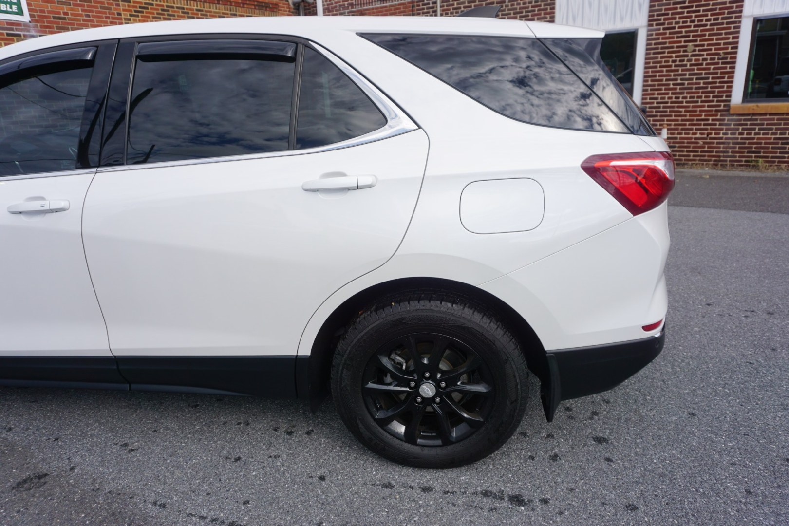 2020 WHITE /BLACK CHEVROLET EQUINOX LT (2GNAXUEV4L6) with an 1.5L I4 engine, AUTOMATIC transmission, located at 312 Centre Ave, Schuylkill Haven, PA, 17972, (570) 593-5278, 40.638130, -76.177383- Photo#6