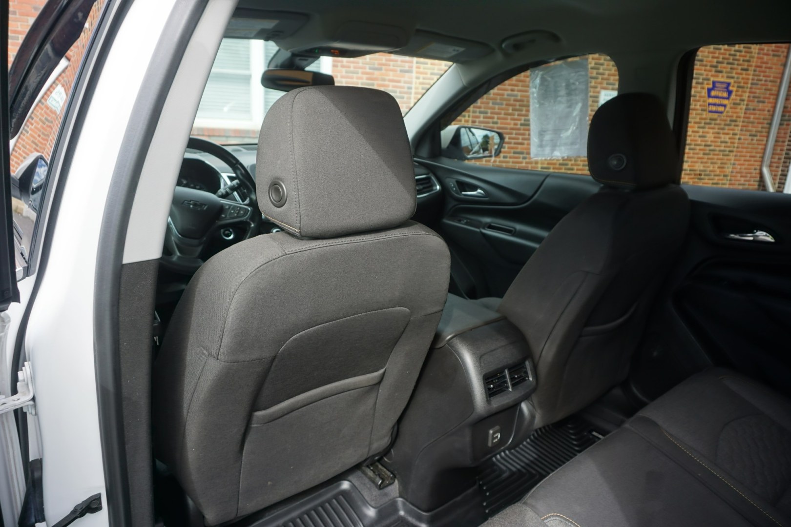 2020 WHITE /BLACK CHEVROLET EQUINOX LT (2GNAXUEV4L6) with an 1.5L I4 engine, AUTOMATIC transmission, located at 312 Centre Ave, Schuylkill Haven, PA, 17972, (570) 593-5278, 40.638130, -76.177383- Photo#27