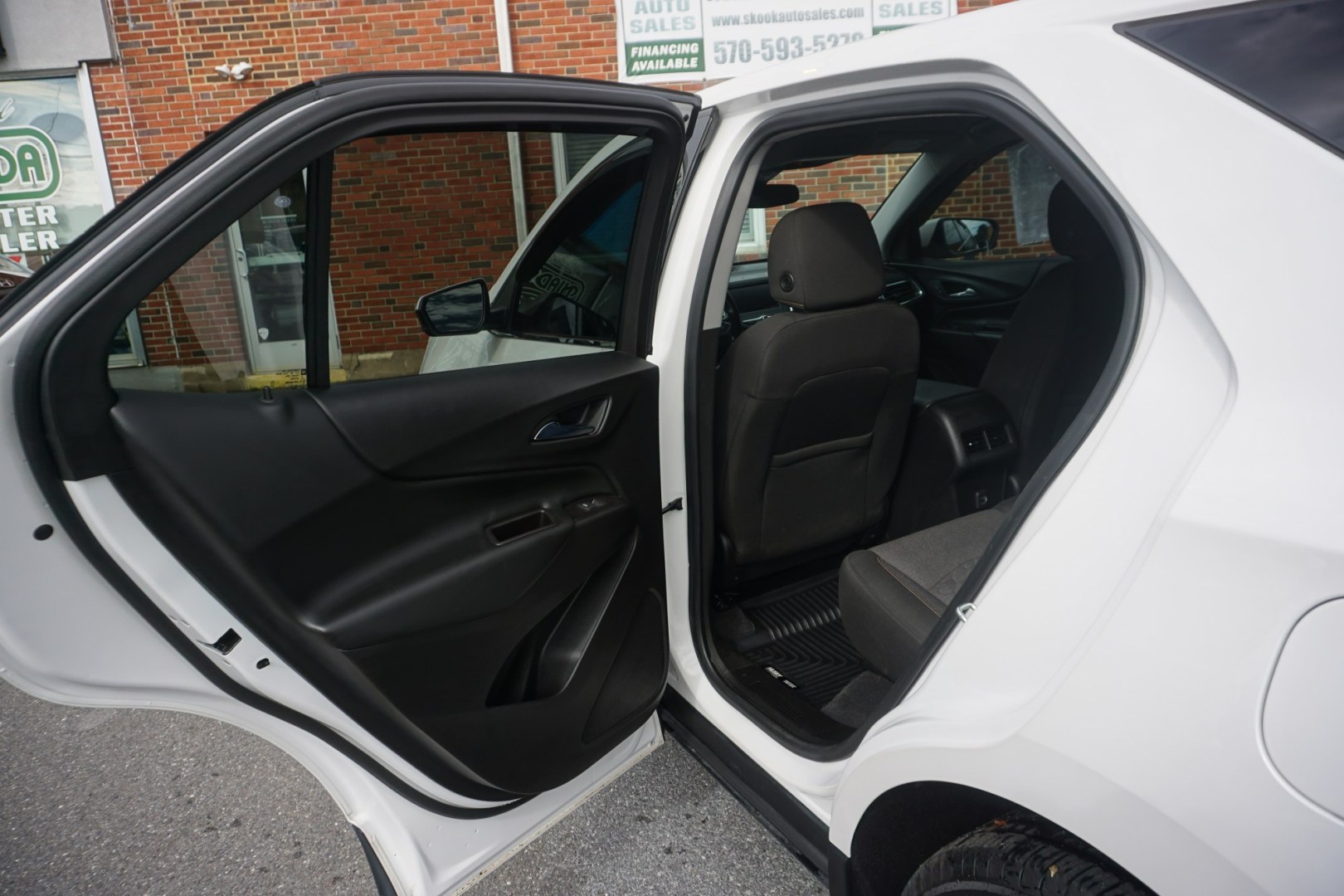 2020 WHITE /BLACK CHEVROLET EQUINOX LT (2GNAXUEV4L6) with an 1.5L I4 engine, AUTOMATIC transmission, located at 312 Centre Ave, Schuylkill Haven, PA, 17972, (570) 593-5278, 40.638130, -76.177383- Photo#31