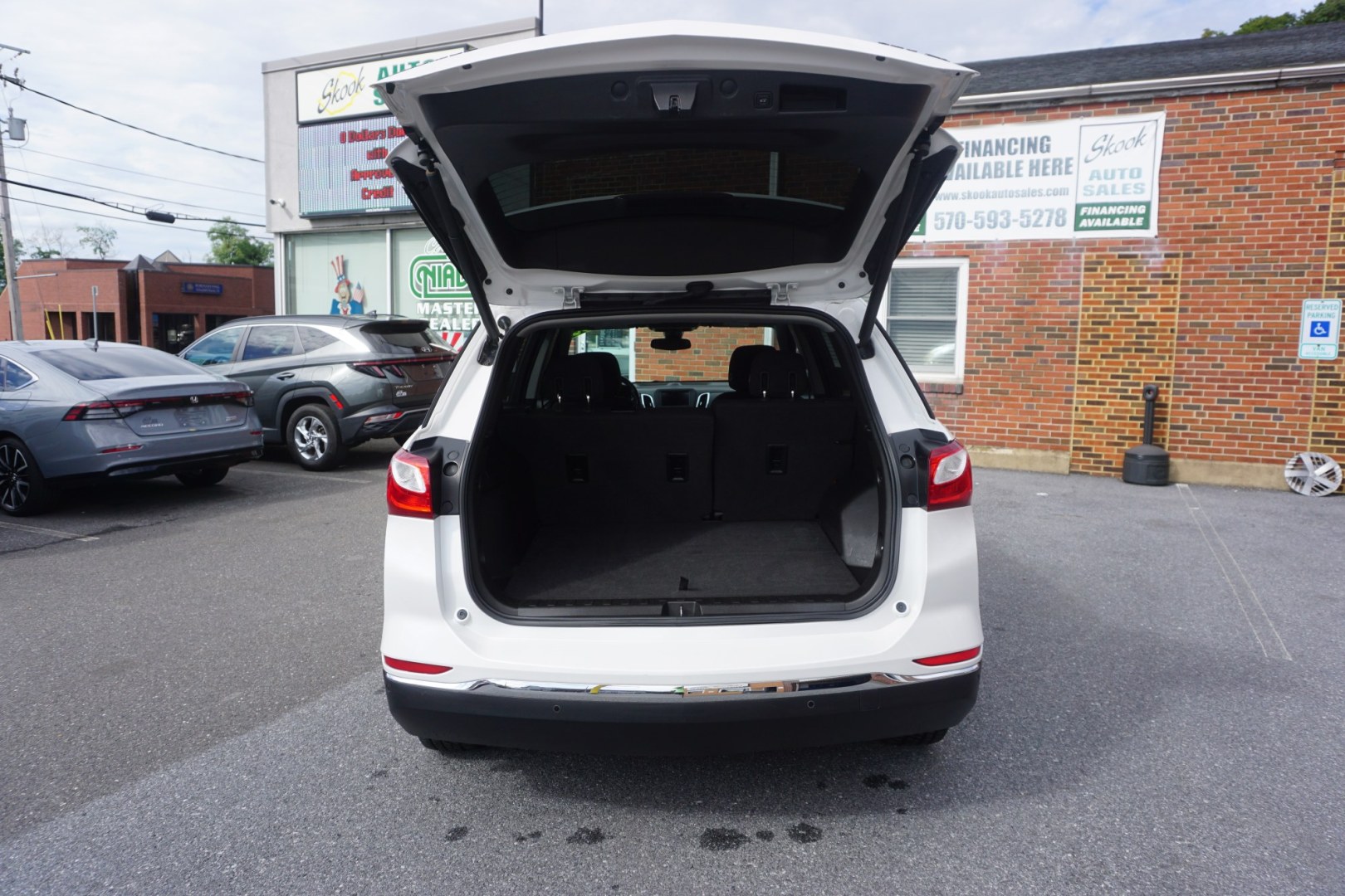 2020 WHITE /BLACK CHEVROLET EQUINOX LT (2GNAXUEV4L6) with an 1.5L I4 engine, AUTOMATIC transmission, located at 312 Centre Ave, Schuylkill Haven, PA, 17972, (570) 593-5278, 40.638130, -76.177383- Photo#32