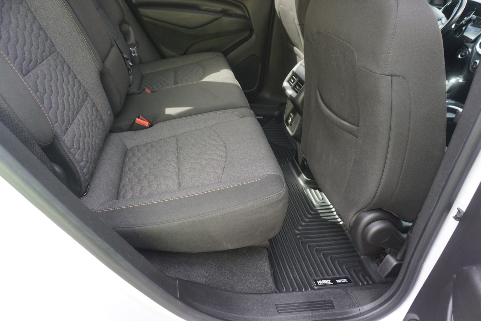 2020 WHITE /BLACK CHEVROLET EQUINOX LT (2GNAXUEV4L6) with an 1.5L I4 engine, AUTOMATIC transmission, located at 312 Centre Ave, Schuylkill Haven, PA, 17972, (570) 593-5278, 40.638130, -76.177383- Photo#37