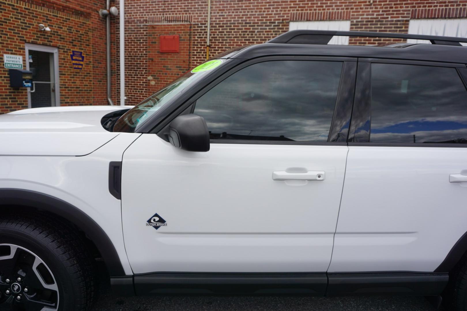 2021 WHITE /BLACK FORD BRONCO SPORT OUTER BANKS (3FMCR9C66MR) with an 1.5L I3 engine, AUTOMATIC transmission, located at 312 Centre Ave, Schuylkill Haven, PA, 17972, (570) 593-5278, 40.638130, -76.177383- Photo#4