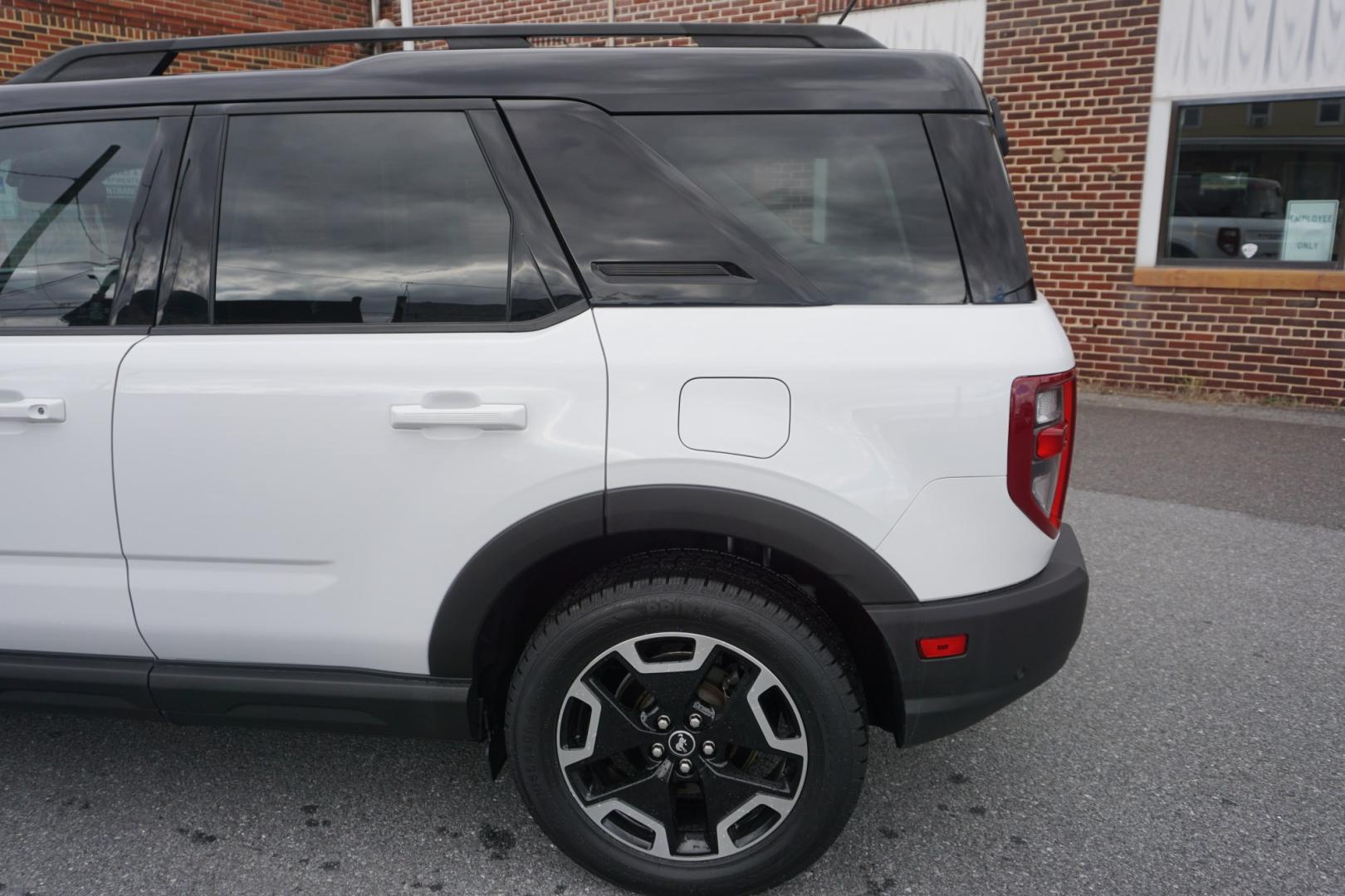 2021 WHITE /BLACK FORD BRONCO SPORT OUTER BANKS (3FMCR9C66MR) with an 1.5L I3 engine, AUTOMATIC transmission, located at 312 Centre Ave, Schuylkill Haven, PA, 17972, (570) 593-5278, 40.638130, -76.177383- Photo#6