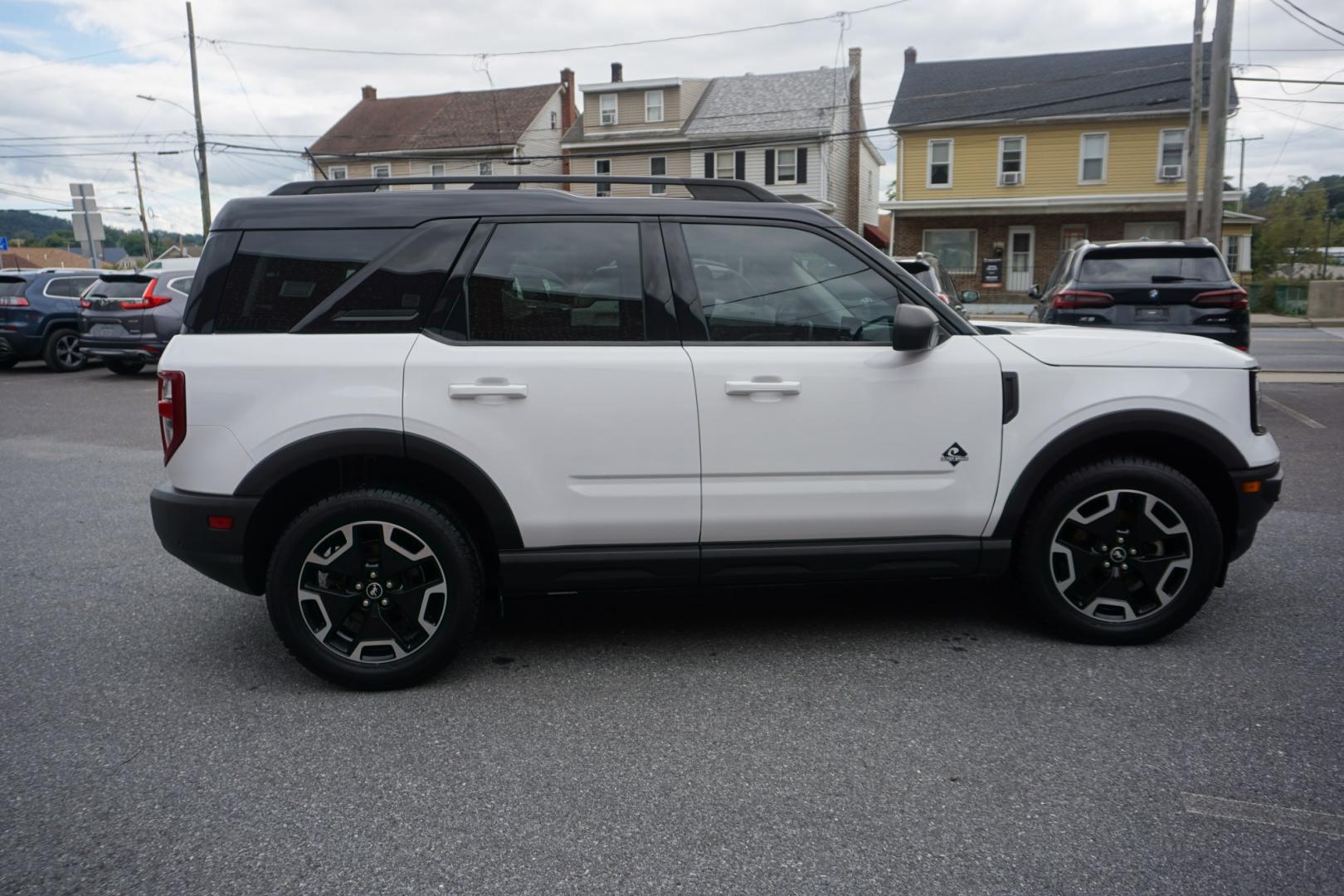2021 WHITE /BLACK FORD BRONCO SPORT OUTER BANKS (3FMCR9C66MR) with an 1.5L I3 engine, AUTOMATIC transmission, located at 312 Centre Ave, Schuylkill Haven, PA, 17972, (570) 593-5278, 40.638130, -76.177383- Photo#9