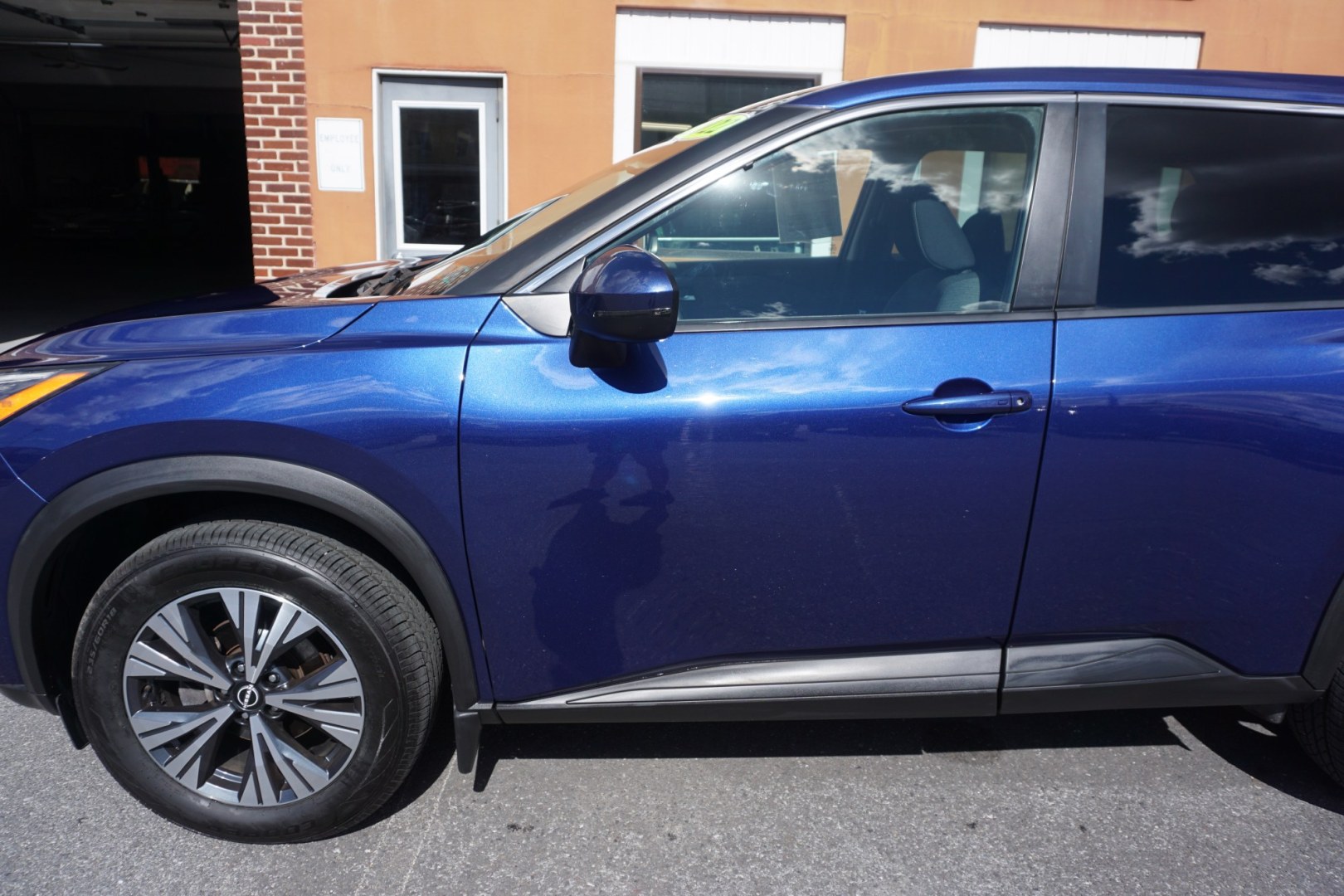 2022 BLUE /GRAY NISSAN ROGUE SV (5N1BT3BBXNC) with an 1.5L I3 engine, CVT transmission, located at 312 Centre Ave, Schuylkill Haven, PA, 17972, (570) 593-5278, 40.638130, -76.177383- Photo#4