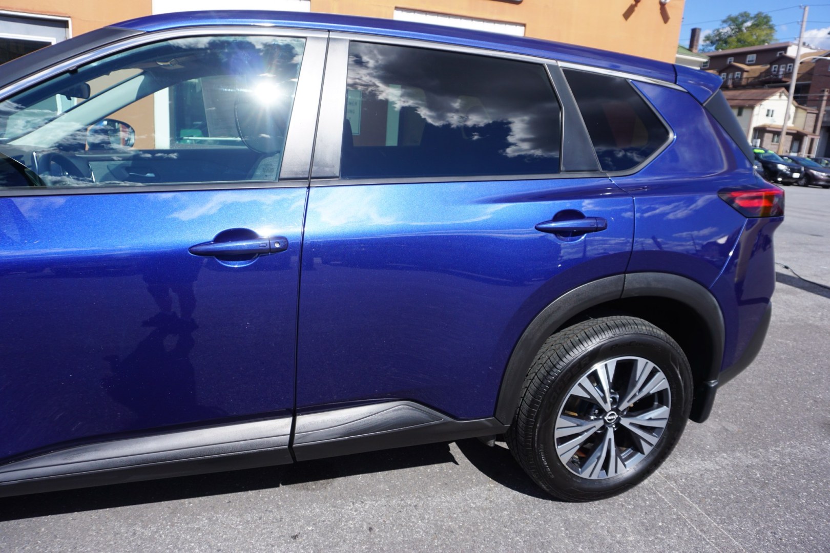 2022 BLUE /GRAY NISSAN ROGUE SV (5N1BT3BBXNC) with an 1.5L I3 engine, CVT transmission, located at 312 Centre Ave, Schuylkill Haven, PA, 17972, (570) 593-5278, 40.638130, -76.177383- Photo#5