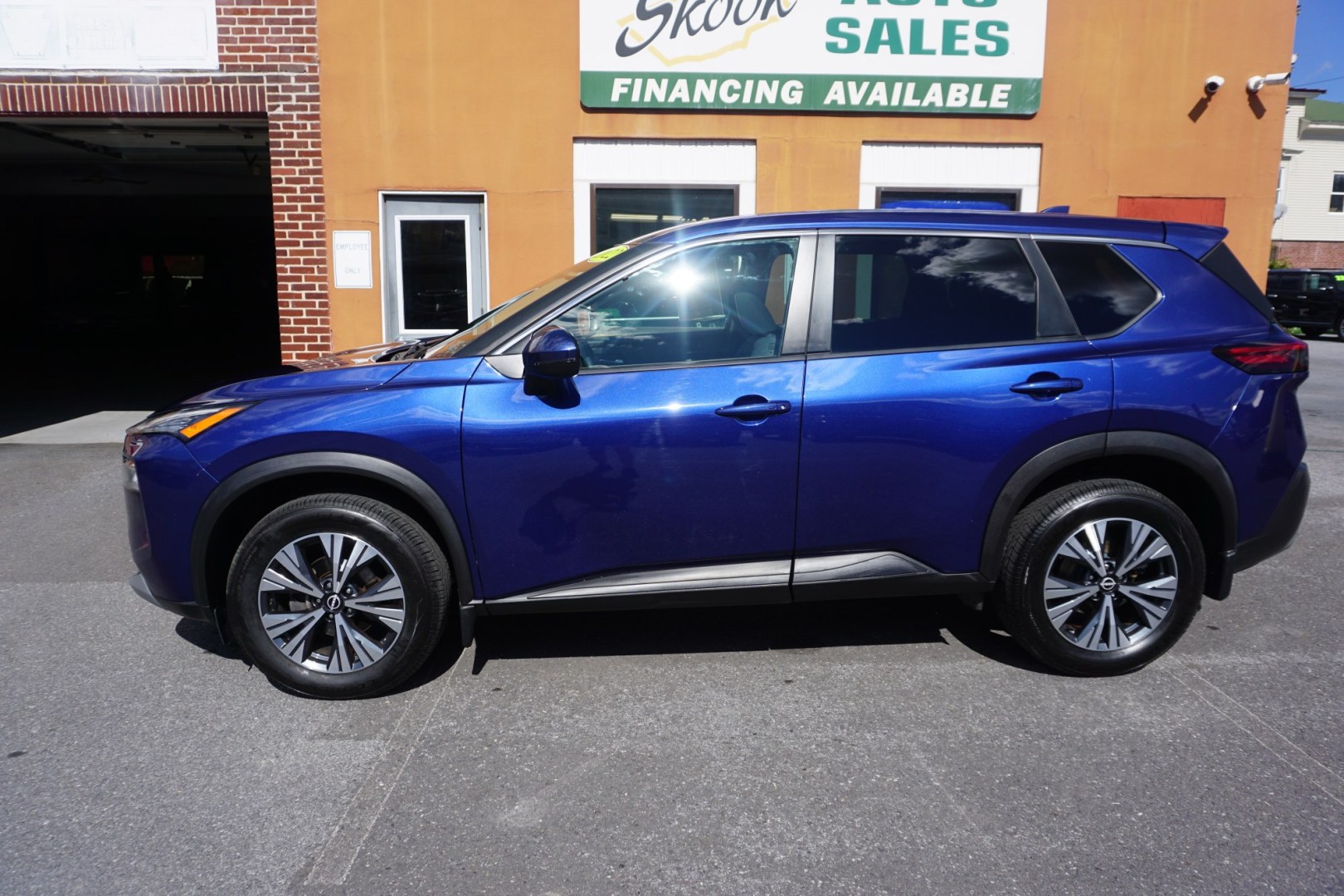 2022 BLUE /GRAY NISSAN ROGUE SV (5N1BT3BBXNC) with an 1.5L I3 engine, CVT transmission, located at 312 Centre Ave, Schuylkill Haven, PA, 17972, (570) 593-5278, 40.638130, -76.177383- Photo#8